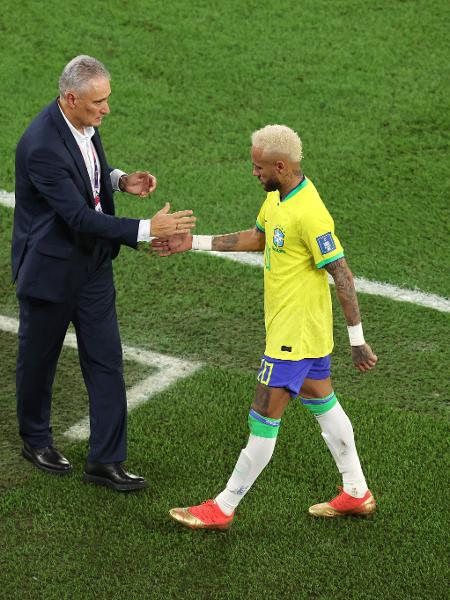 Tite cumprimenta Neymar após substituí-lo na vitória do Brasil sobre a Coreia do Sul - Alex Pantling/Getty Images