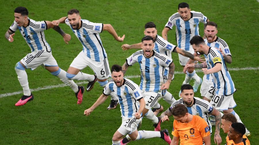 Jogadores da Argentina provocam holandeses após vitória nos pênaltis - FRANCK FIFE / AFP