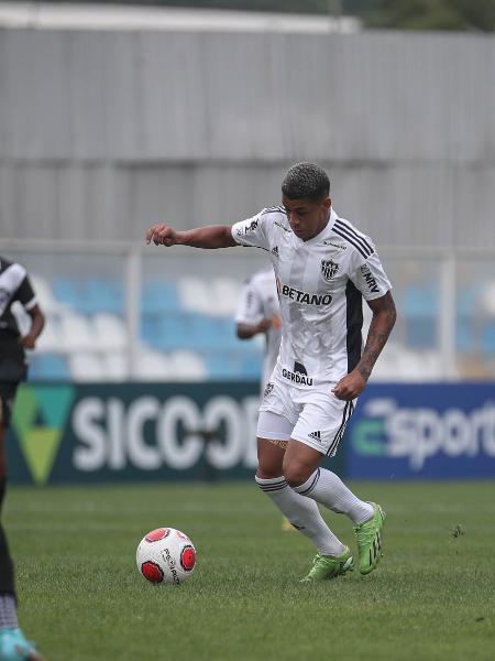 Jogadores do Atlético-MG e do Mixto disputam bola em jogo da 2ª rodada da Copinha - Bruno Sousa / Atlético