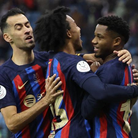Ansu Fati, do Barcelona, comemora com companheiros seu gol na semifinal da Supercopa da Espanha contra o Betis - Giuseppe Cacace/AFP
