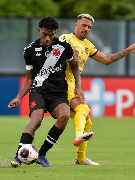 O zagueiro Pimentel foi um dos estreantes no time profissional do Vasco diante do Madureira - Thiago Ribeiro/AGIF