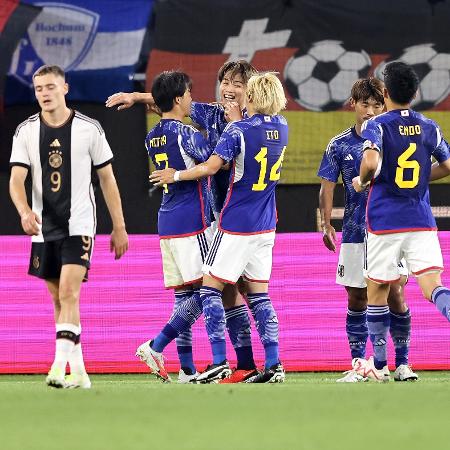 Jogadores do Japão comemoram gol sobre a Alemanha em amistoso
