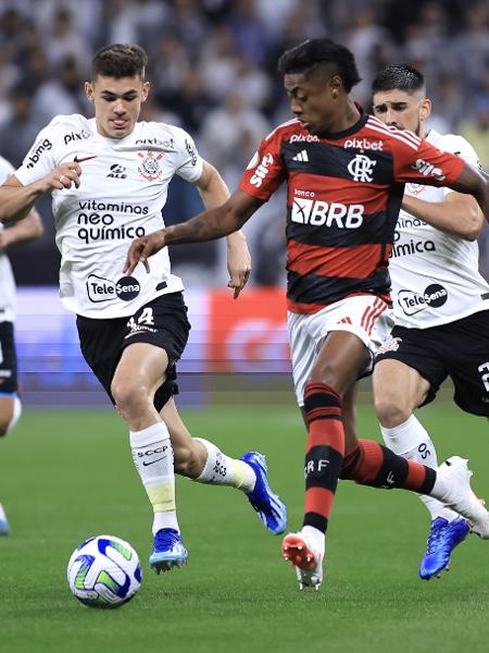 Bruno Henrique, do Flamengo, tenta arrancada durante jogo contra o Corinthians pelo Campeonato Brasileiro