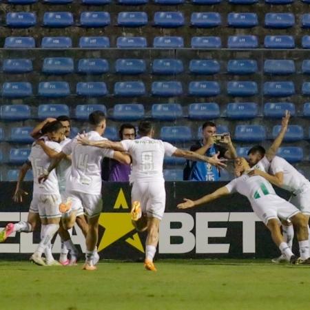 Jogadores do Juventude celebram gol contra o Ceará na Série B