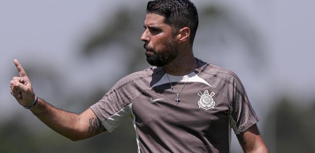 Corinthians reforça equipe com a chegada do técnico português António Oliveira