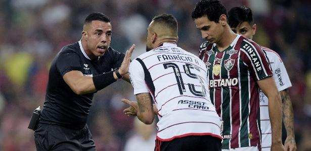 Flamengo Reclama de Árbitro Após Expulsão em Jogo com Consulta ao VAR.
