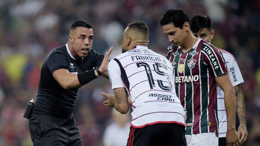 Árbitro conversa com jogadores em Flamengo x Fluminense pelo Campeonato Carioca
