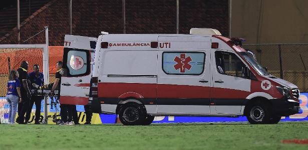 Jogador do São Bernardo deixa estádio de ambulância durante jogo com Corinthians.