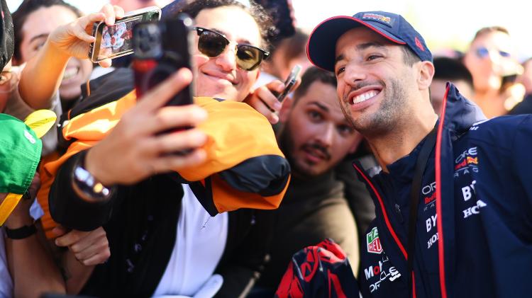 Daniel Ricciardo tira foto com fãs no circuito de Albert Park, na Austrália