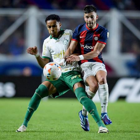 Lázaro em ação na partida entre San Lorenzo e Palmeiras pela Copa Libertadores