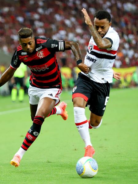 Bruno Henrique, do Flamengo, e Welington, do São Paulo, disputam a bola em jogo do Campeonato Brasileiro