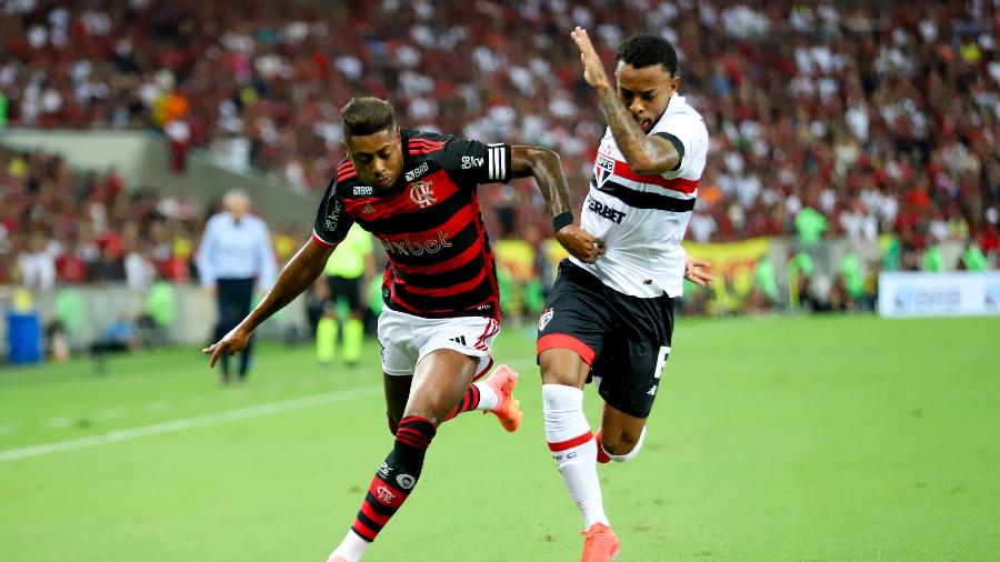 Bruno Henrique, do Flamengo, e Welington, do São Paulo, disputam a bola em jogo do Campeonato Brasileiro