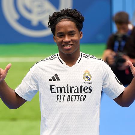 Endrick durante apresentação como novo reforço do Real Madrid, em evento no Santiago Bernabéu