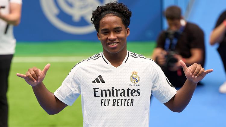 Endrick durante apresentação como novo reforço do Real Madrid, em evento no Santiago Bernabéu