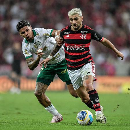 Arrascaeta e Richard Ríos disputam a bola na partida entre Flamengo x Palmeiras pela ida das oitavas de final da Copa do Brasil