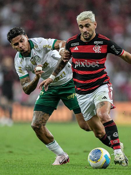 Arrascaeta e Richard Ríos disputam a bola na partida entre Flamengo x Palmeiras pela ida das oitavas de final da Copa do Brasil