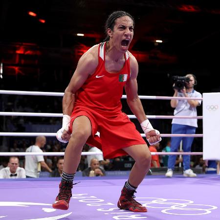 Imane Khelif comemora vitória nas quartas de final do boxe feminino até 66kg