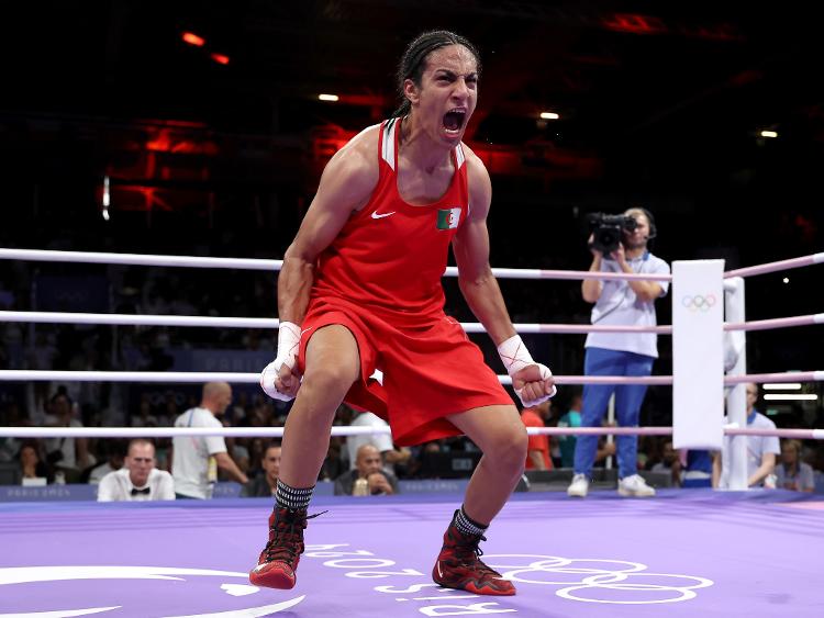 Imane Khelif comemora vitória nas quartas de final do boxe feminino até 66kg. Ela terminou com o ouro