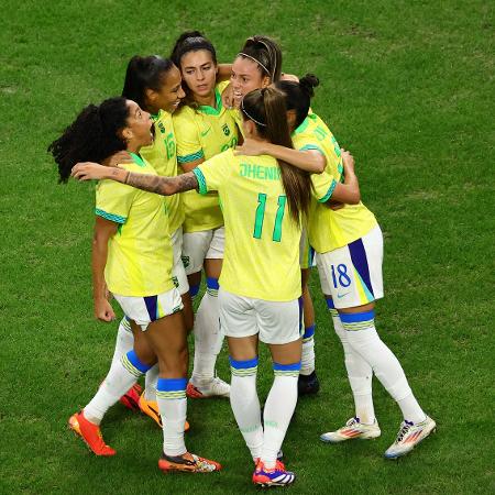 Jogadoras do Brasil comemoram gol marcado contra a Espanha na semifinal do futebol feminino das Olimpíadas de Paris-2024