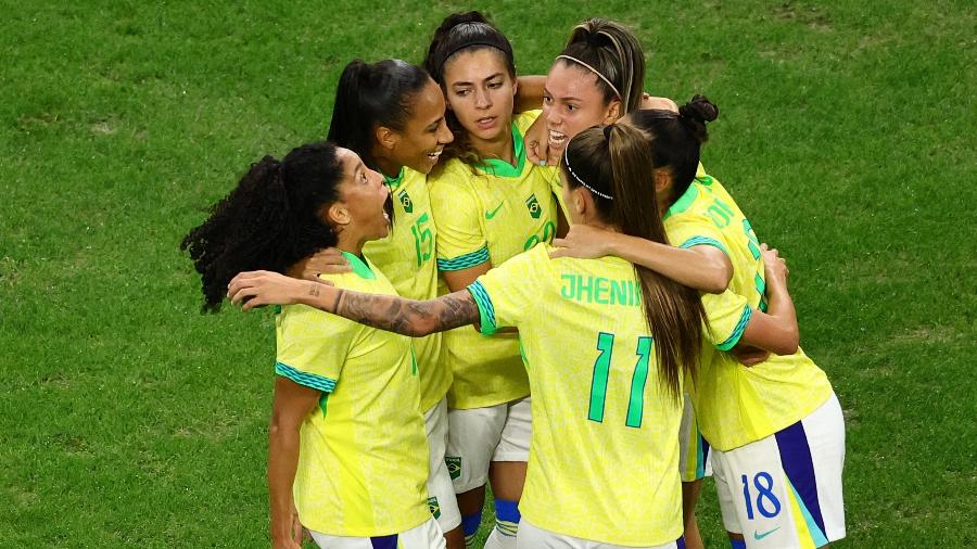 Jogadoras do Brasil comemoram gol marcado contra a Espanha na semifinal do futebol feminino das Olimpíadas de Paris-2024