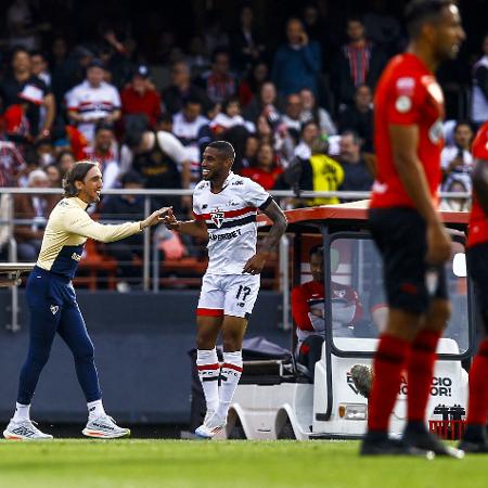 André Silva comemora gol com Zubeldía durante São Paulo x Atlético-GO 