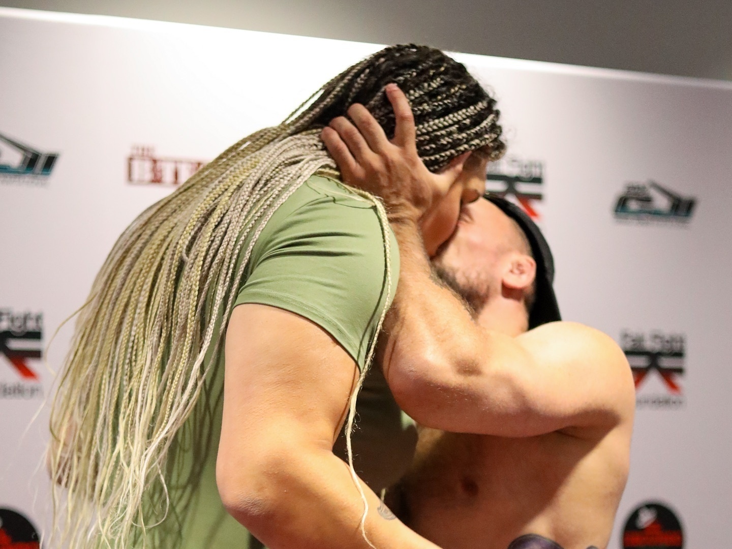 Craig Jones dá beijo forçado em brasileira Gabi Garcia; assista
