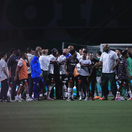 Brigas em campo após Palmeiras x São Paulo, no Allianz Parque, pelo Brasileirão