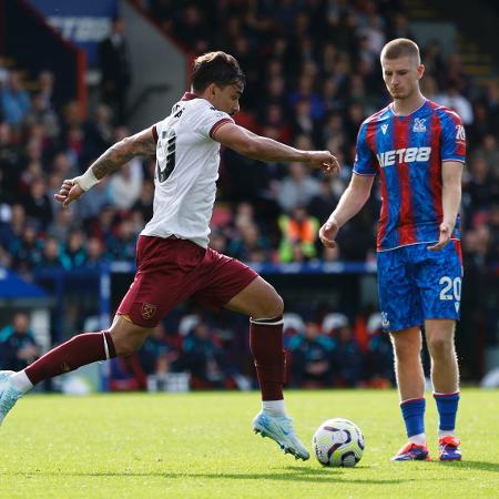 Lucas Paquetá, do West Ham, deixa barreira e 'leva' bola antes de cobrança de falta em jogo contra Crystal Palace