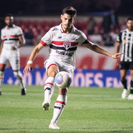 Bobadilla em ação durante São Paulo x Atlético-MG, jogo da Copa do Brasil