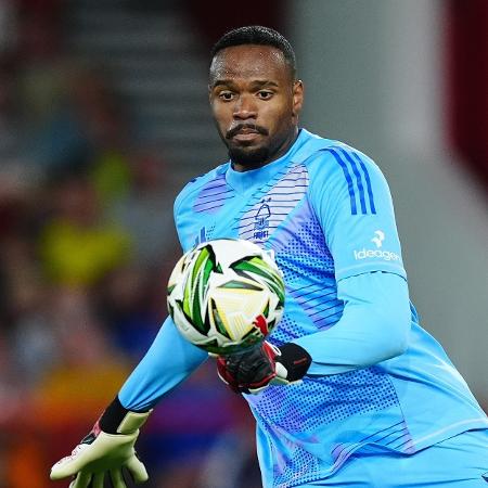 Carlos Miguel, ex-goleiro do Corinthians, em ação pelo Nottingham Forest em jogo da Copa da Liga Inglesa