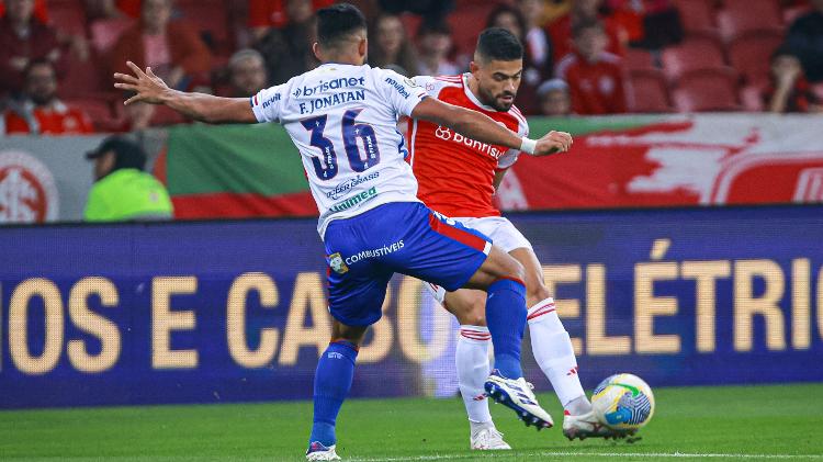 Bruno Tabata em ação durante jogo entre Internacional e Fortaleza pelo Brasileirão