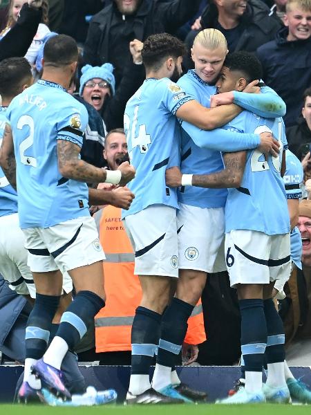 Haaland, do Manchester City, comemora gol 100 em jogo contra o Arsenal pelo Inglês