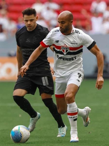 Lucas domina a bola, perseguido por Romero, durante São Paulo x Corinthians, pelo Brasileirão