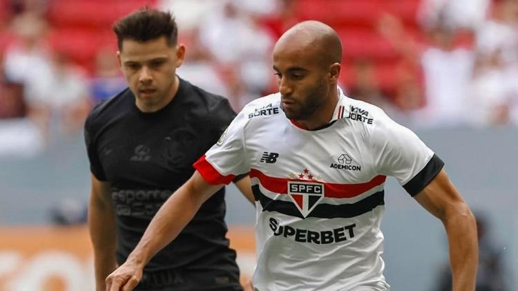 Lucas domina a bola, perseguido por Romero, durante São Paulo x Corinthians, pelo Brasileirão