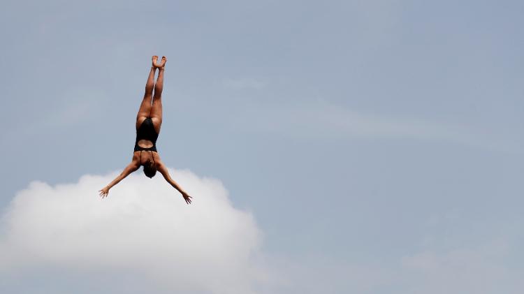 Atletas saltam da Ponte JK, em Brasília, durante Campeonato Mundial Júnior de High Diving