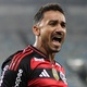 Torcedor em campo: Danilo canta músicas da torcida do Fla durante os jogos