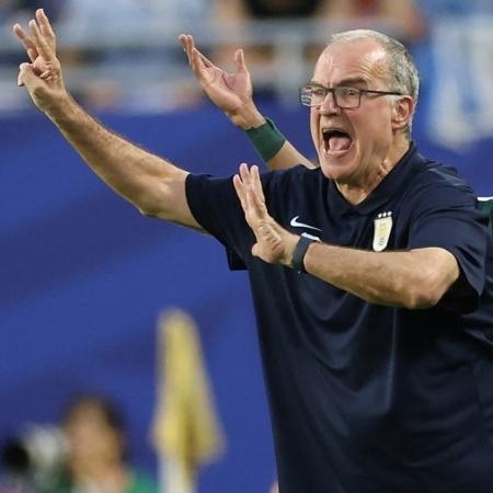 Marcelo Bielsa durante o duelo entre Uruguai e Arábia Saudita