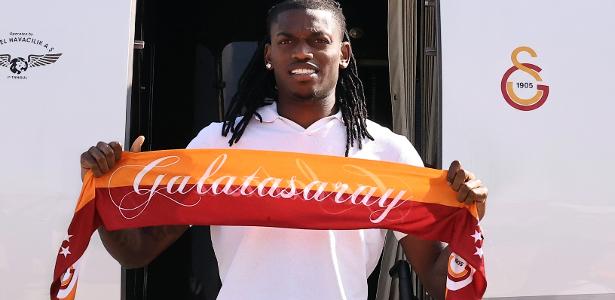 Rafael Leão deixa o Milan e chega a Istambul para acertar com o Galatasaray