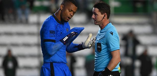 Goleiro relata caso de racismo, e juiz ativa protocolo após jogo da Série B