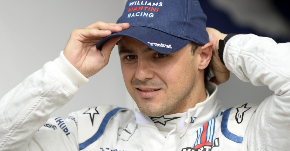 Felipe Massa, da Williams, em intervalo entre as sessões na pista nesta sexta-feira