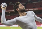 Goleiro rival dá uma força e francês Giroud faz 2 em 5 minutos. Veja gols - ODD ANDERSEN/AFP