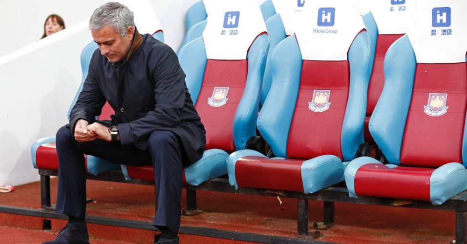 José Mourinho se lamenta sozinho no banco do West Ham