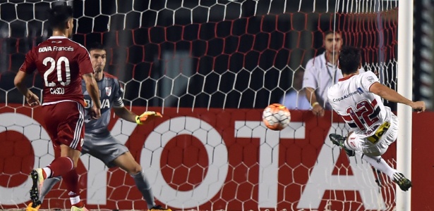 Calleri chuta e abre o placar para o São Paulo contra o River Plate, na Libertadores - AFP PHOTO / NELSON ALMEIDA