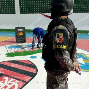 Imagem de escudo do Compensão é apagada em quadra do presídio Compaj, em Manaus, em ação da Secretaria de Segurança Pública - Secretaria de Segurança Pública-AM/Divulgação - Secretaria de Segurança Pública-AM/Divulgação