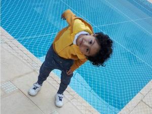 Asael, filho de Guerra, na piscina de casa renovada com uma rede de proteção. Imagem foi postada pela mulher do meia em seu Instagram - Reprodução/Instagram - Reprodução/Instagram