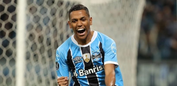 Pedro Rocha comemora gol no período em que defendeu as cores do Grêmio - Silvio Ávila/EFE