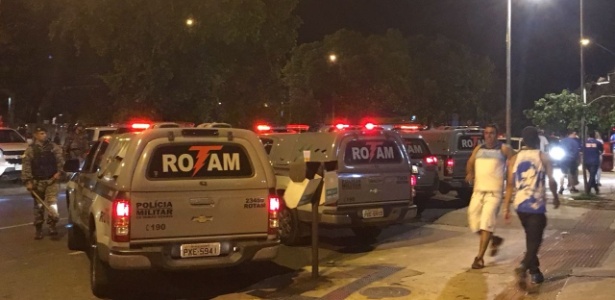 Após a confusão, várias viaturas da polícia foram estacionadas no local das brigas - Enrico Bruno/UOL Esporte