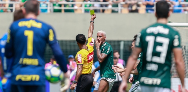 Deyverson abusou das firulas e acabou advertido com cartão amarelo - Marcello Zambrana/AGIF - Marcello Zambrana/AGIF