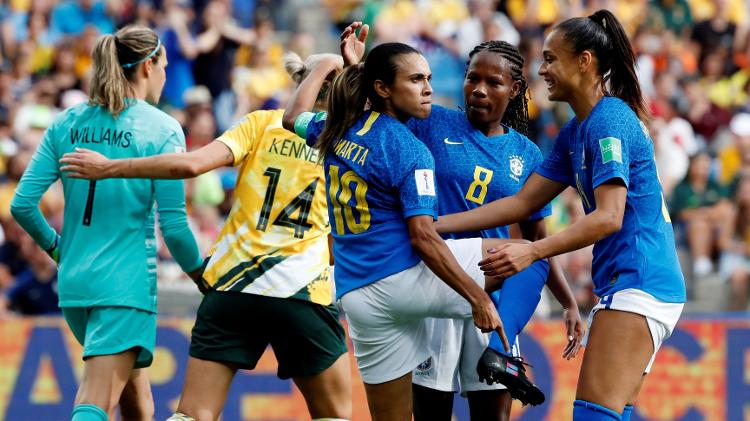 Marta aponta para a chuteira ao abrir placar em pênalti contra Austrália na Copa do Mundo da França