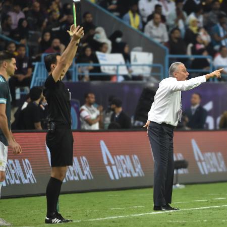 Tite orienta a seleção brasileira durante derrota para a Argentina em Riad - Fayez Nureldine / AFP